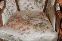 tapissier-decorateur-restauration-fauteuil-bergere-coussin-tissu-editeur-renovation3