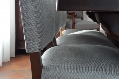 bordeaux-tapissier-decorateur-artisan-couverture-chaise-salle-à-manger-louis-XIV-tissu-ameublement-editeur-aquitaine3