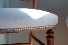 chaise-ancienne-restaure-tapissier-decorateur-couverture-tissu-editeur-galon-clous-bordeaux-gironde1