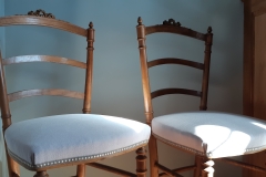 chaise-ancienne-restaure-tapissier-decorateur-couverture-tissu-editeur-galon-clous-bordeaux-gironde2