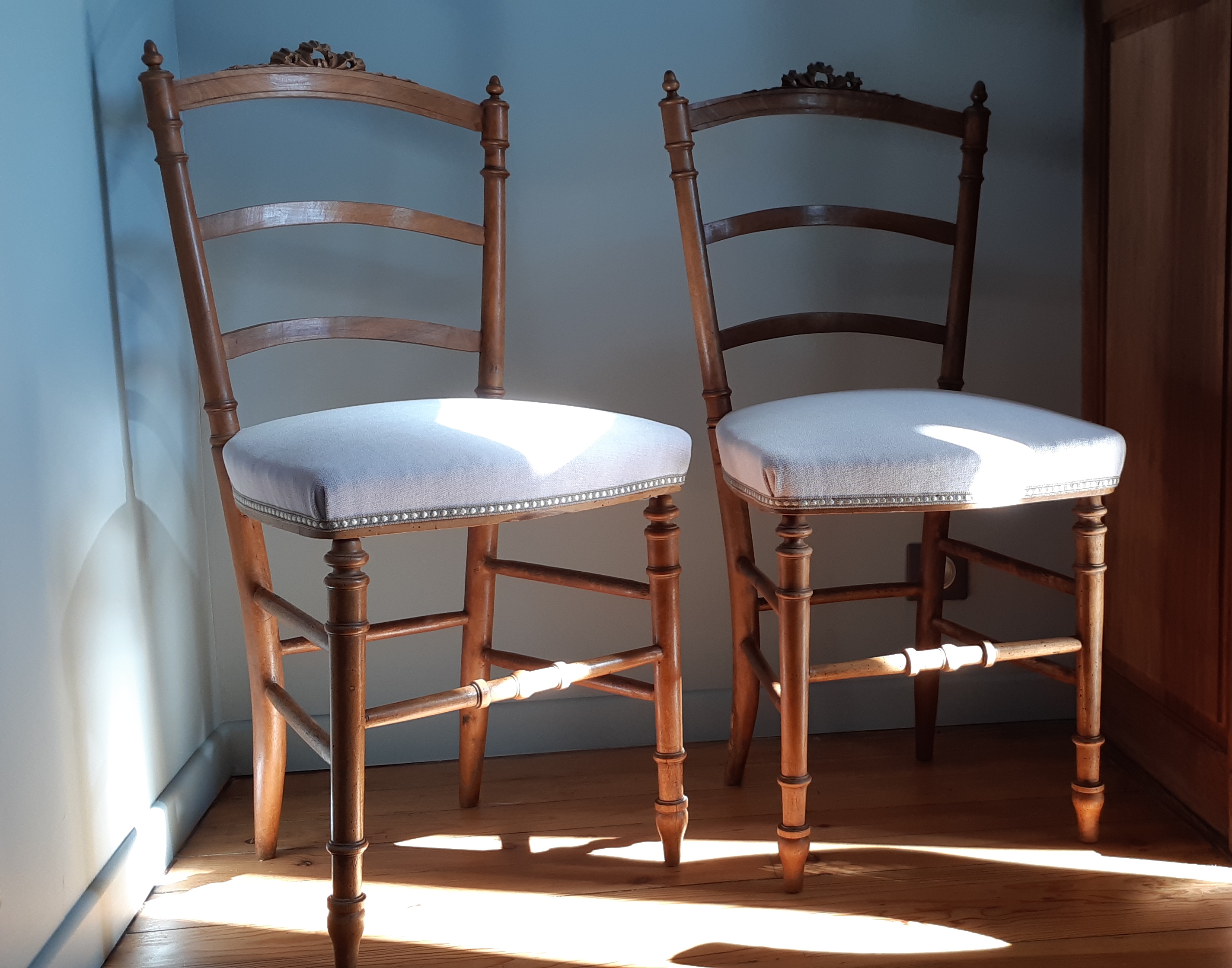 Léognan Chaises “volantes” anciennes – restaurées en crin – tapissier décorateur Bordeaux et sa région