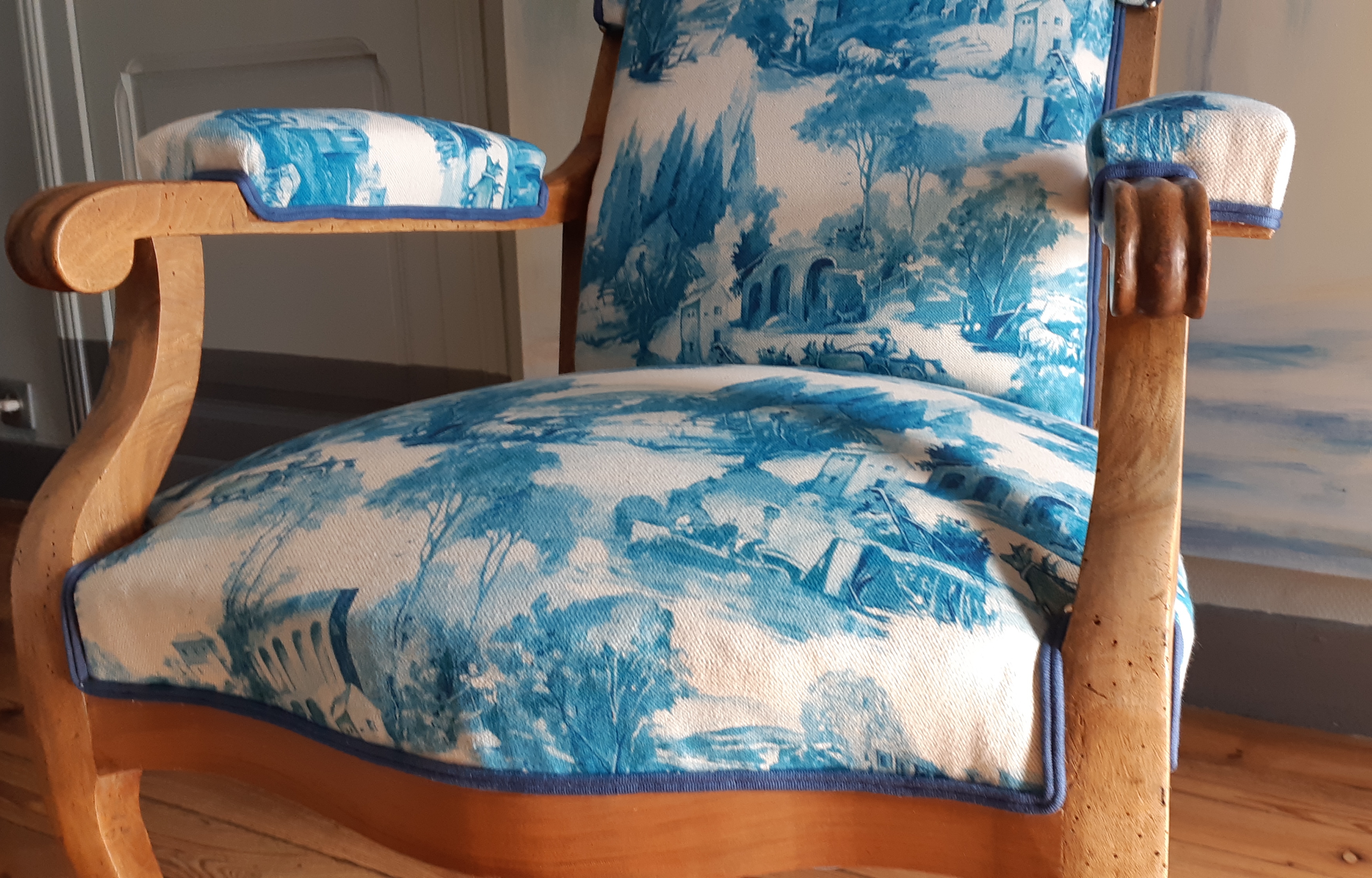 Bordeaux Tapissier- Rénovation Fauteuil voltaire à oreilles-toile de jouy