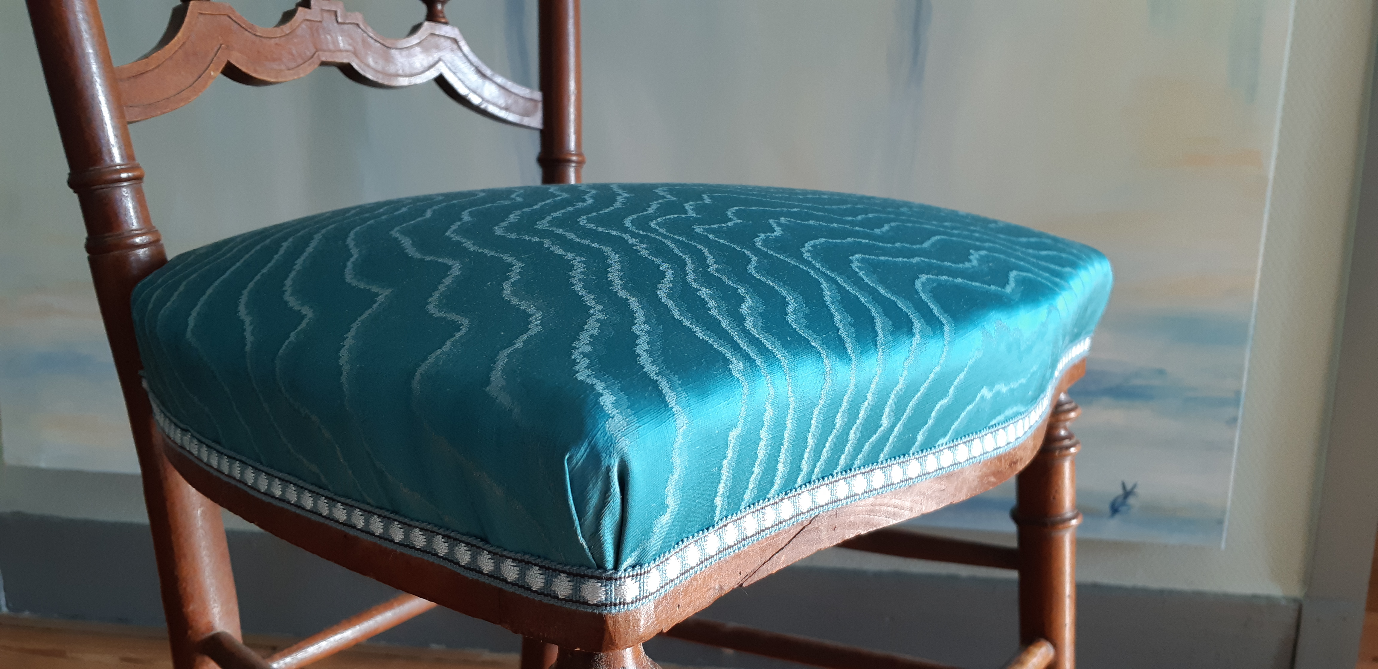 Villenave d’ornon – tapissier décorateur – Rénovation petite chaise volante – Tissu Clarke&Clarke
