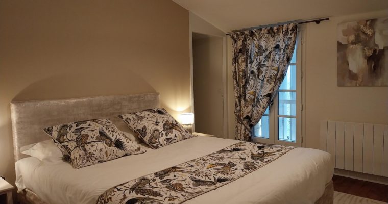SAINT ÉMILION – Confection Rideaux doublés sur mesure – Gîte – Chambre d’hôtes – Tête de lit – Coussins – Chemin de lit – Parements de sommier
