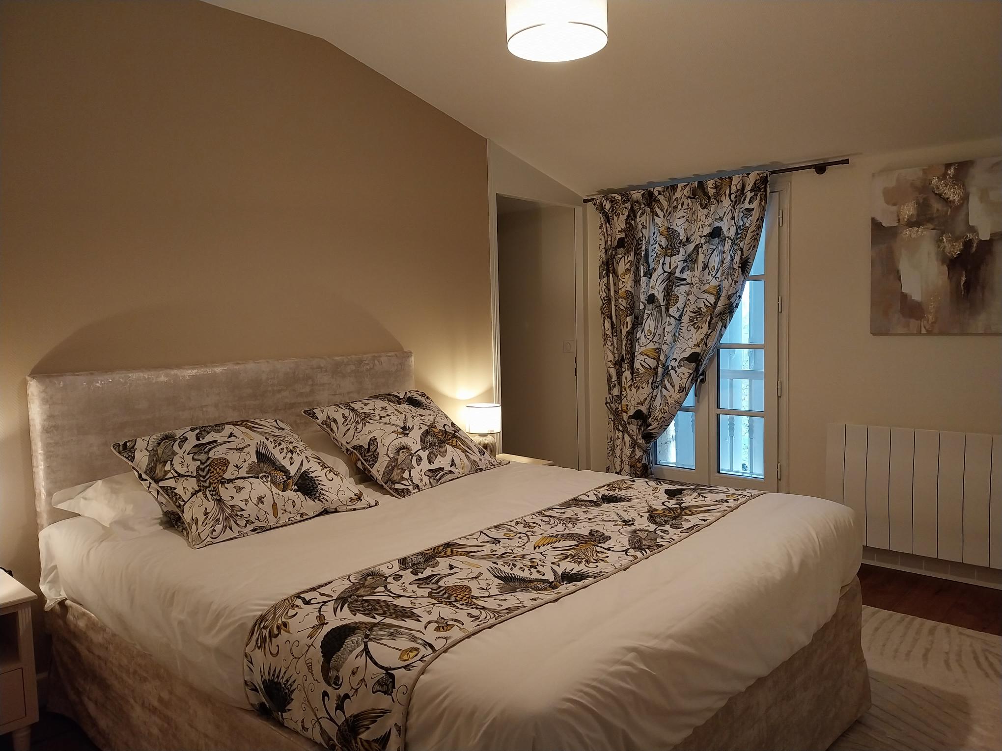 SAINT ÉMILION – Confection Rideaux doublés sur mesure – Gîte – Chambre d’hôtes – Tête de lit – Coussins – Chemin de lit – Parements de sommier